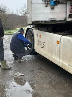 Helyszíni kamion gumiabroncs mentés: SCANIA kamionszerelvény szervizelése, kerékcsere (2. kép) - 2026. január 26.